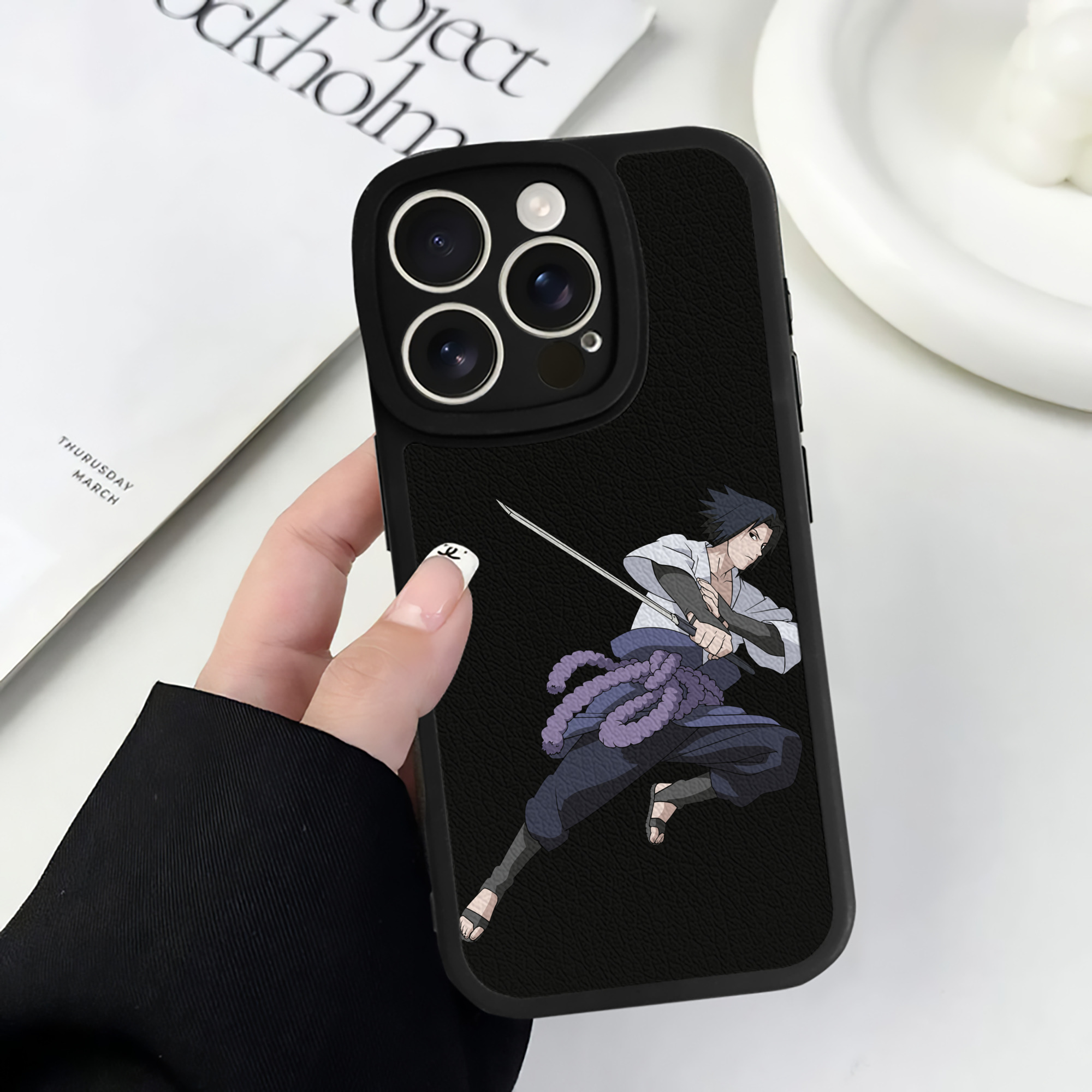 （画像用） NARUTO -ナルト- うちは サスケ Uchiha Sasuke 【iPhone 16シリーズ対応】シリコンスマホケース（レザー調） 材質：シリコン